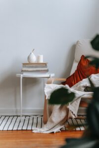 stolik z metalowymi nogami