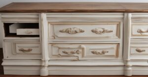 Malowanie mebli na biało: krok po kroku poradnik odnawiania mebli z okleiny