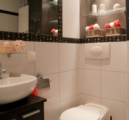 Zalety i zastosowanie zestawu podtynkowego WC