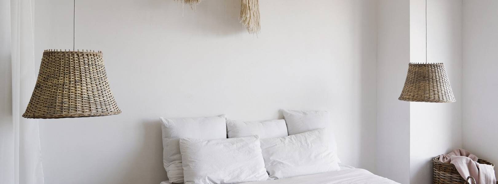 Jak dobrać dodatki do białych mebli w sypialni?