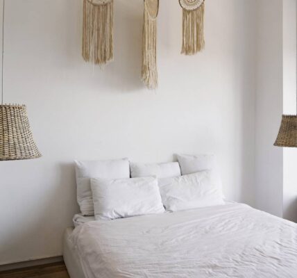 Jak dobrać dodatki do białych mebli w sypialni?