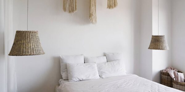 Jak dobrać dodatki do białych mebli w sypialni?