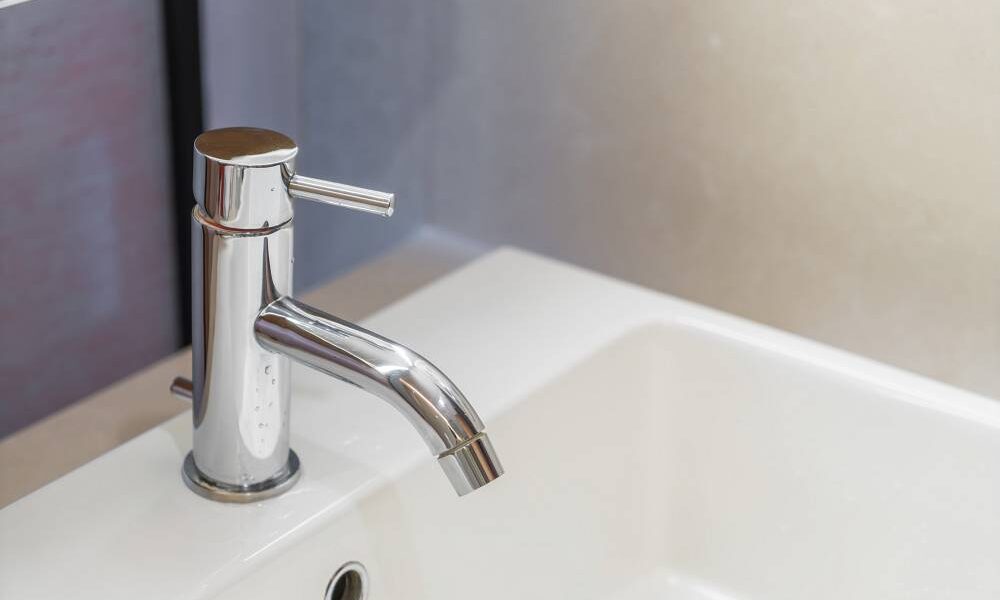 Umywalka z szafką – czy będzie pasować do łazienki w stylu maksymalistycznym?