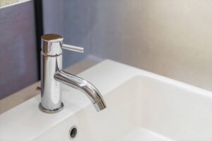 Umywalka z szafką &ndash; czy będzie pasować do łazienki w stylu maksymalistycznym?