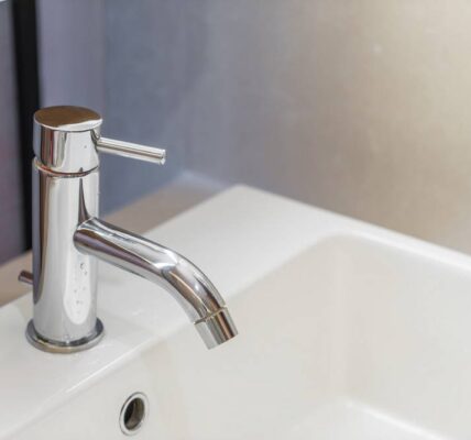 Umywalka z szafką – czy będzie pasować do łazienki w stylu maksymalistycznym?