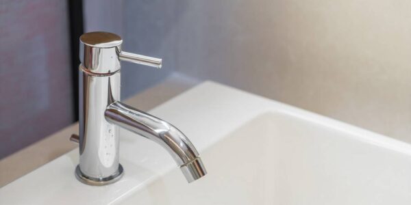 Umywalka z szafką – czy będzie pasować do łazienki w stylu maksymalistycznym?