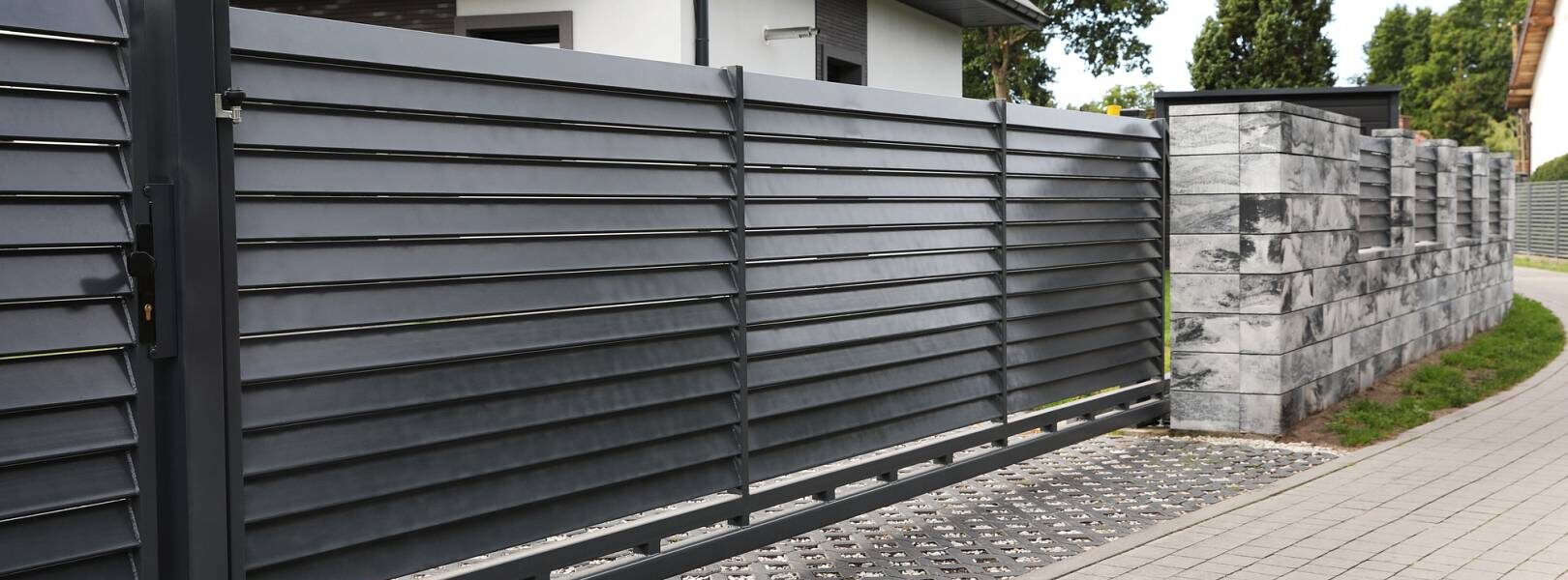 Jak samozamykacz poprawia bezpieczeństwo i wygodę użytkowania furtki/bramy?