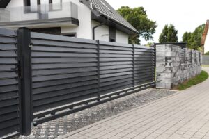 Jak samozamykacz poprawia bezpieczeństwo i wygodę użytkowania furtki/bramy?