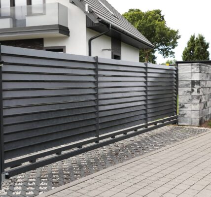 Jak samozamykacz poprawia bezpieczeństwo i wygodę użytkowania furtki/bramy?