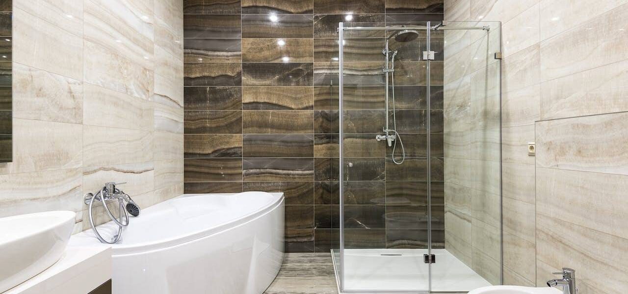 Jaki rodzaj brodzika do łazienki wybrać? Podpowiadamy