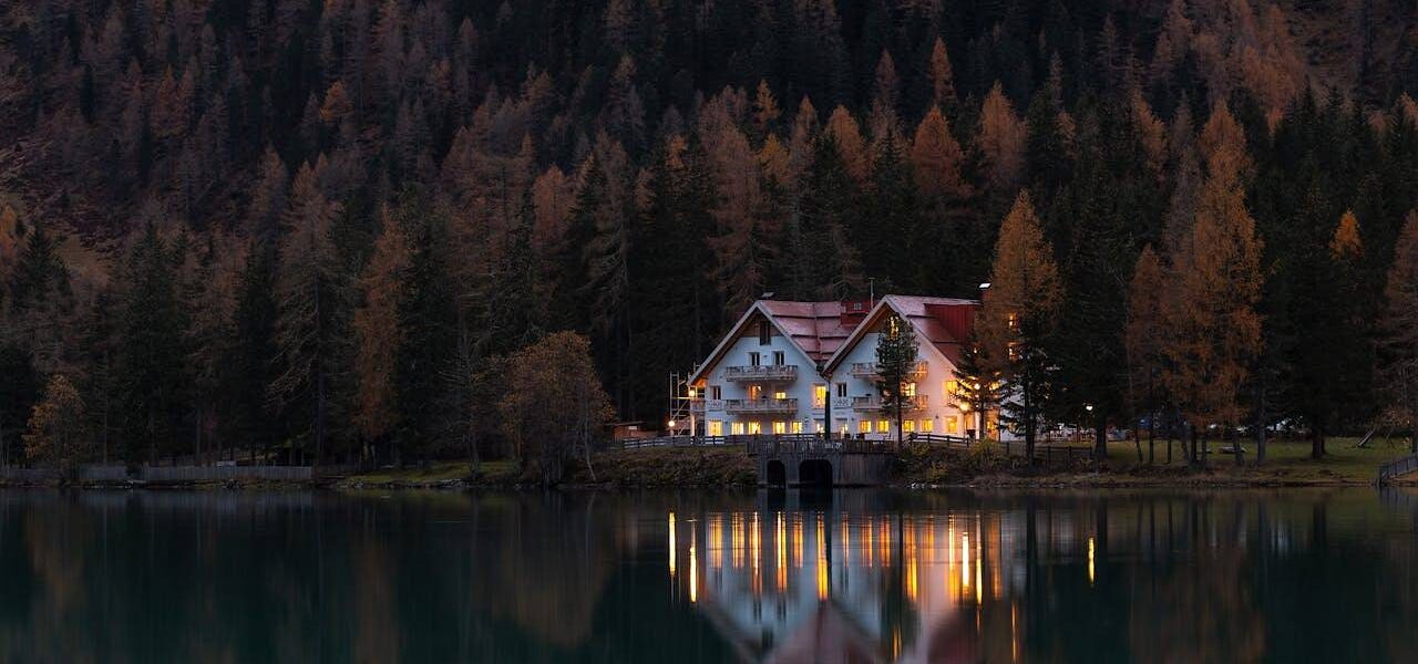 Dom nad jeziorem i jego uroki – jak je aktywnie odkrywać?