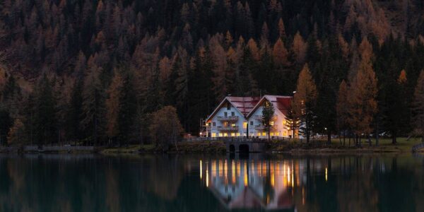 Dom nad jeziorem i jego uroki – jak je aktywnie odkrywać?