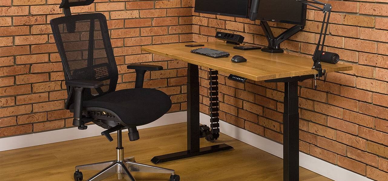 Jak odpowiednio dobrać biurko regulowane do swoich potrzeb?