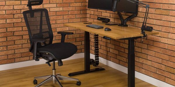 Jak odpowiednio dobrać biurko regulowane do swoich potrzeb?