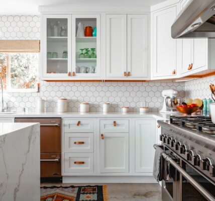 Designerskie Uchwyty do Mebli: Jak Dodać Charakter Twoim Wnętrzom