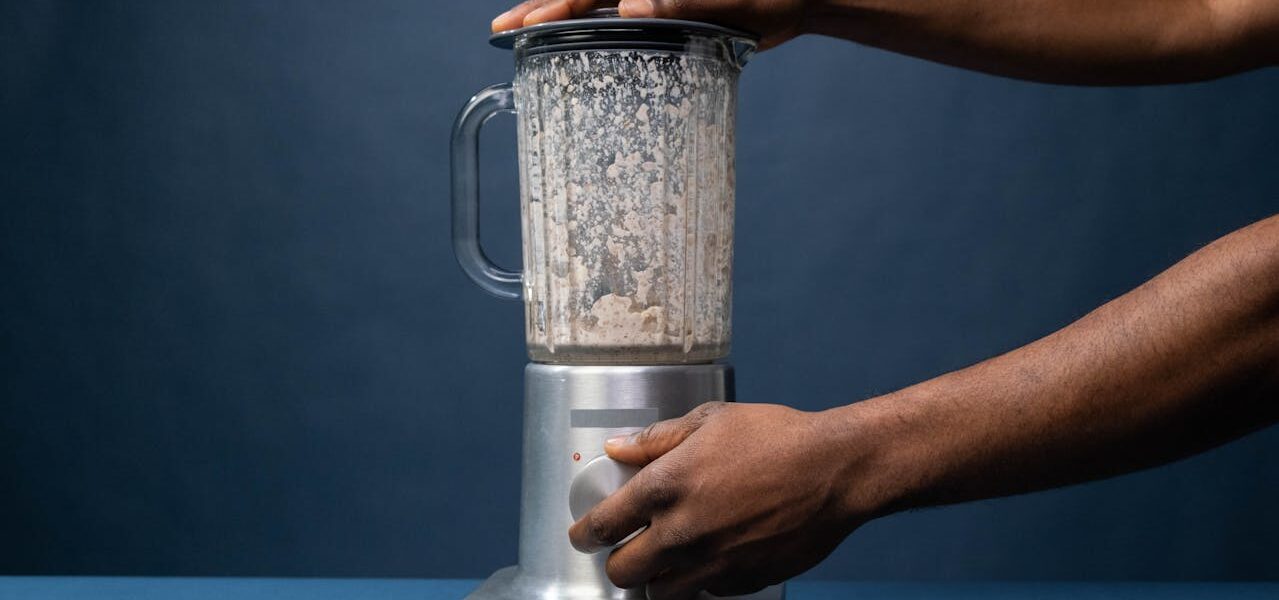 Blender kielichowy. Jak przygotować w nim pyszne i odżywcze koktajle?