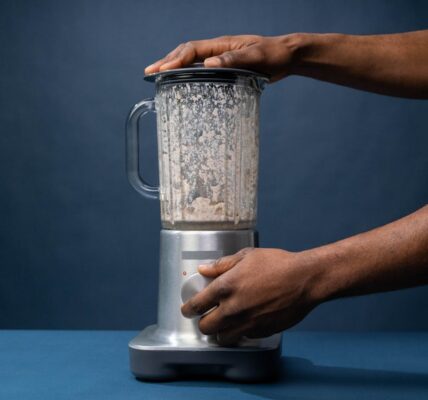 Blender kielichowy. Jak przygotować w nim pyszne i odżywcze koktajle?