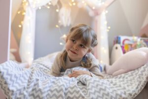 Czy ł&oacute;żko piętrowe niskie jest bezpieczne dla dzieci?