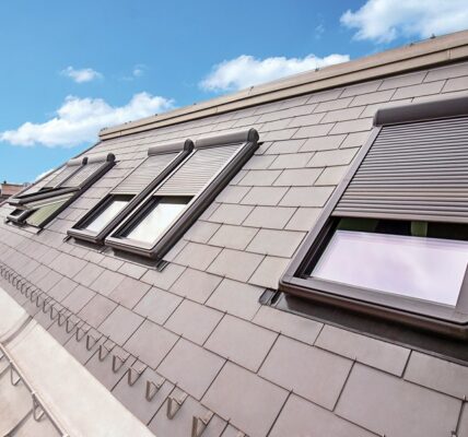 Rolety zewnętrzne FAKRO: Komfort, cisza, bezpieczeństwo