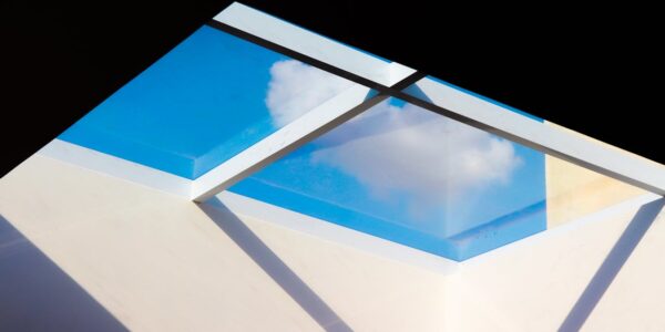 Jak dbać o okna dachowe, by lśniły cały rok?