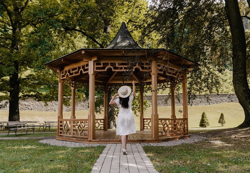 Altanki ogrodowe a wiaty – czym się różnią i na co się zdecydować?