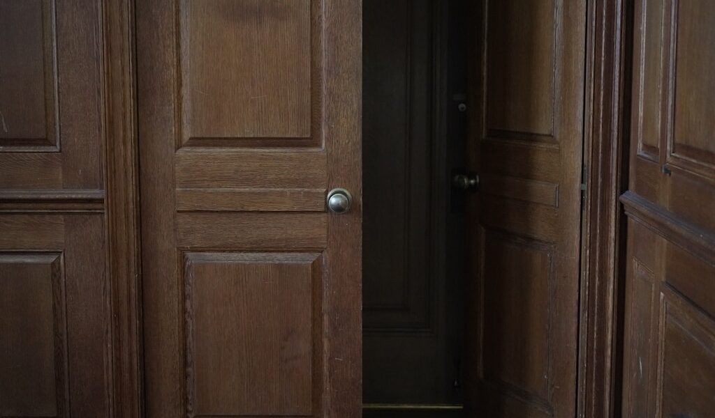 Czym różnią się zawiasy chowane od tradycyjnych? Porównanie rozwiązań do drzwi wewnętrznych