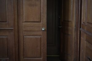 Czym r&oacute;żnią się zawiasy chowane od tradycyjnych? Por&oacute;wnanie rozwiązań do drzwi wewnętrznych